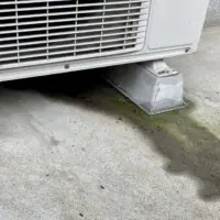 エコキュートの室外機から水が漏れている様子