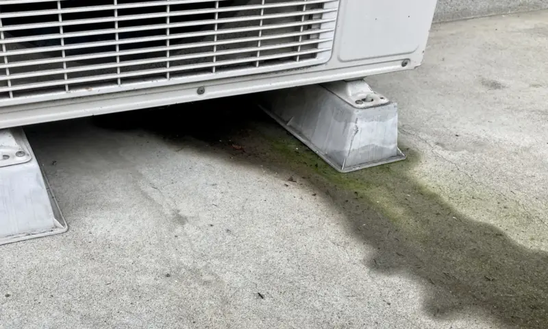 エコキュートの室外機から水が漏れている様子