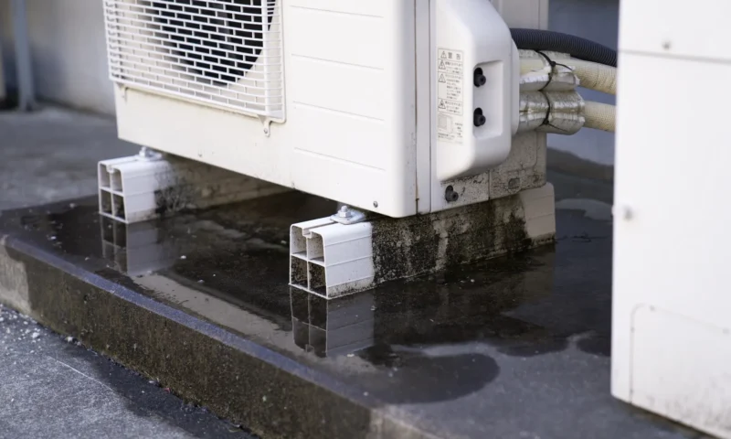 漏水しているエコキュートの画像