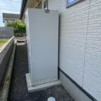 家の裏に設置されたエコキュートの画像