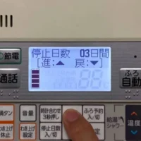 リモコンで給湯操作を行う様子