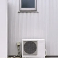 家の壁面に設置されたエコキュートの画像