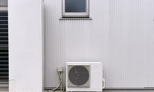 家の壁面に設置されたエコキュートの画像