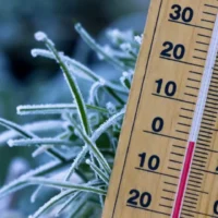 気温0℃を示す木製の温度計の画像