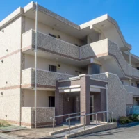 マンションの外観を外から撮影した画像