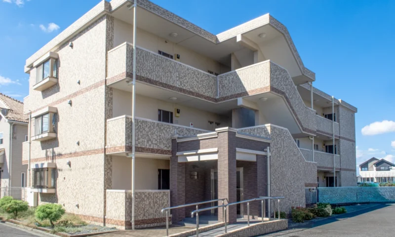 マンションの外観を外から撮影した画像