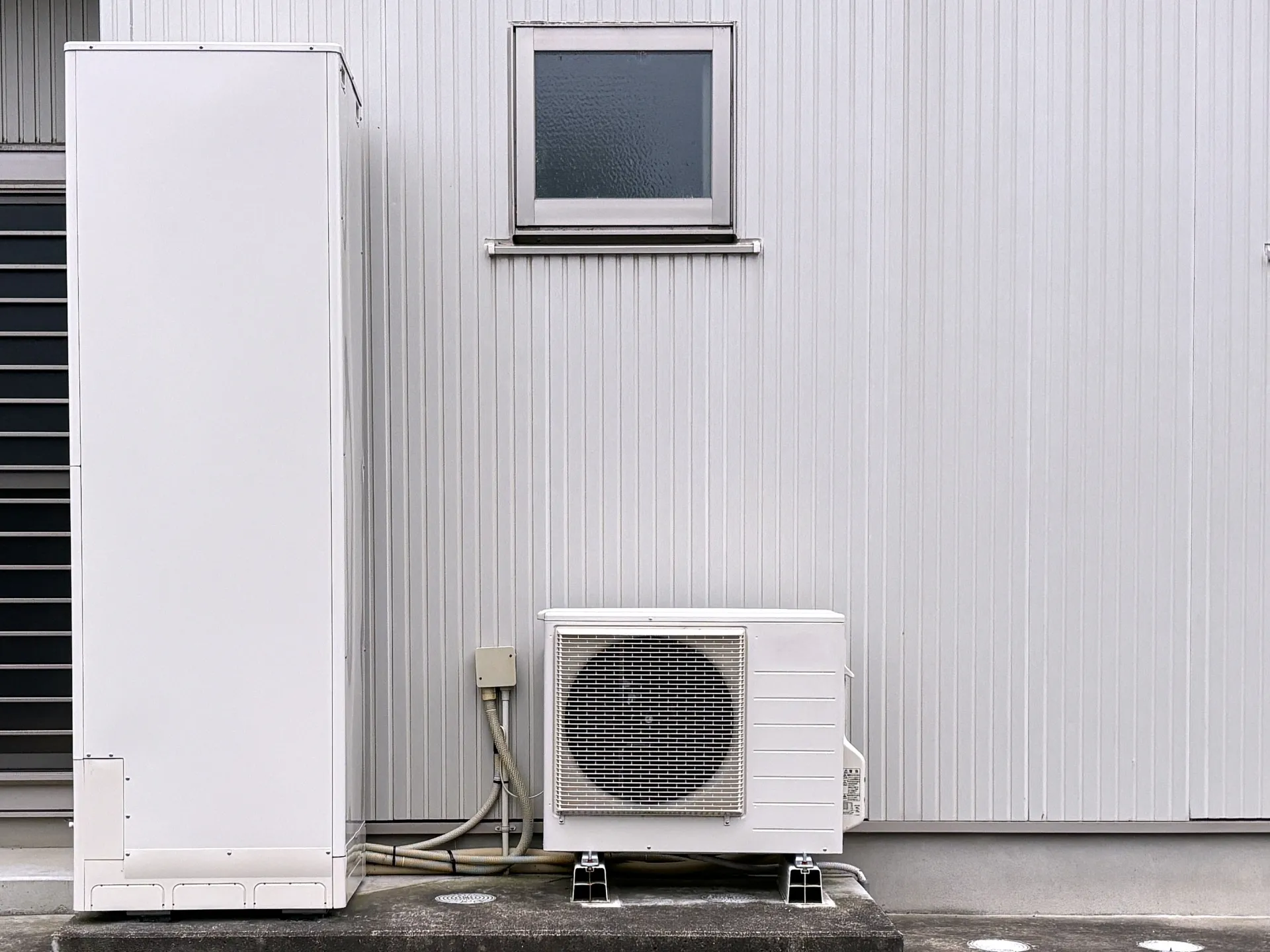 外壁に沿って設置されたエコキュート