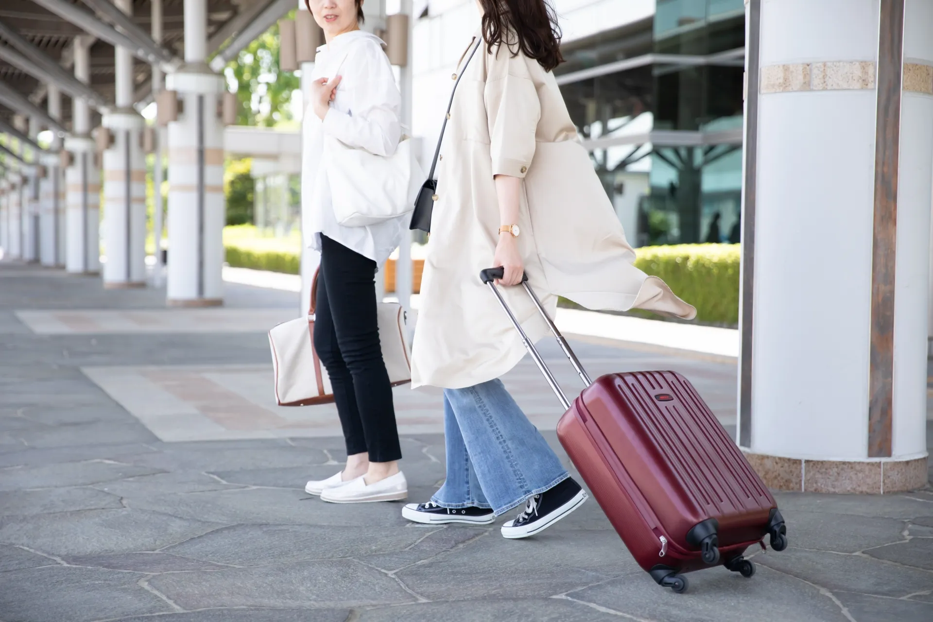 スーツケースをもって歩く2人の女性