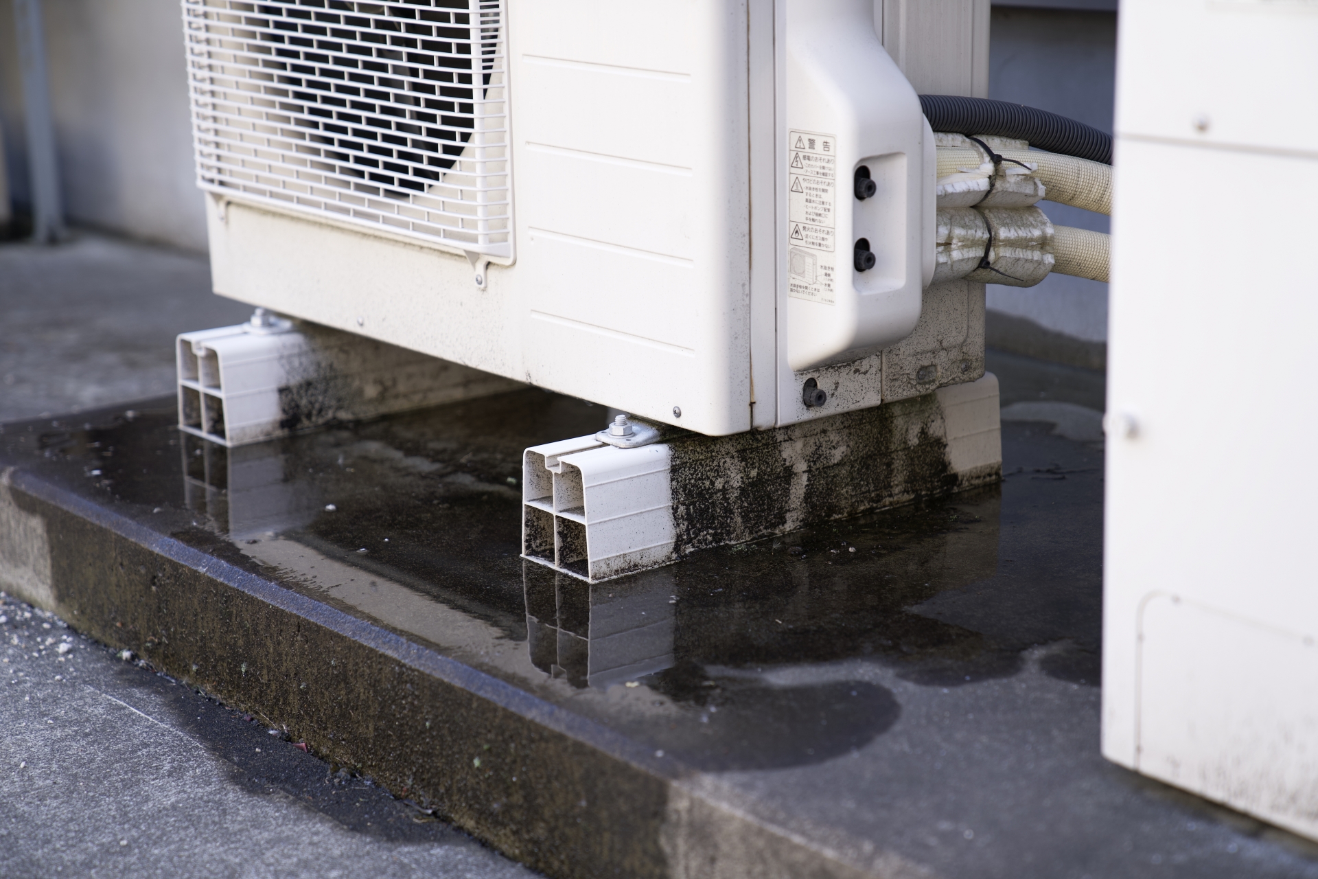ヒートポンプから水漏れしている様子