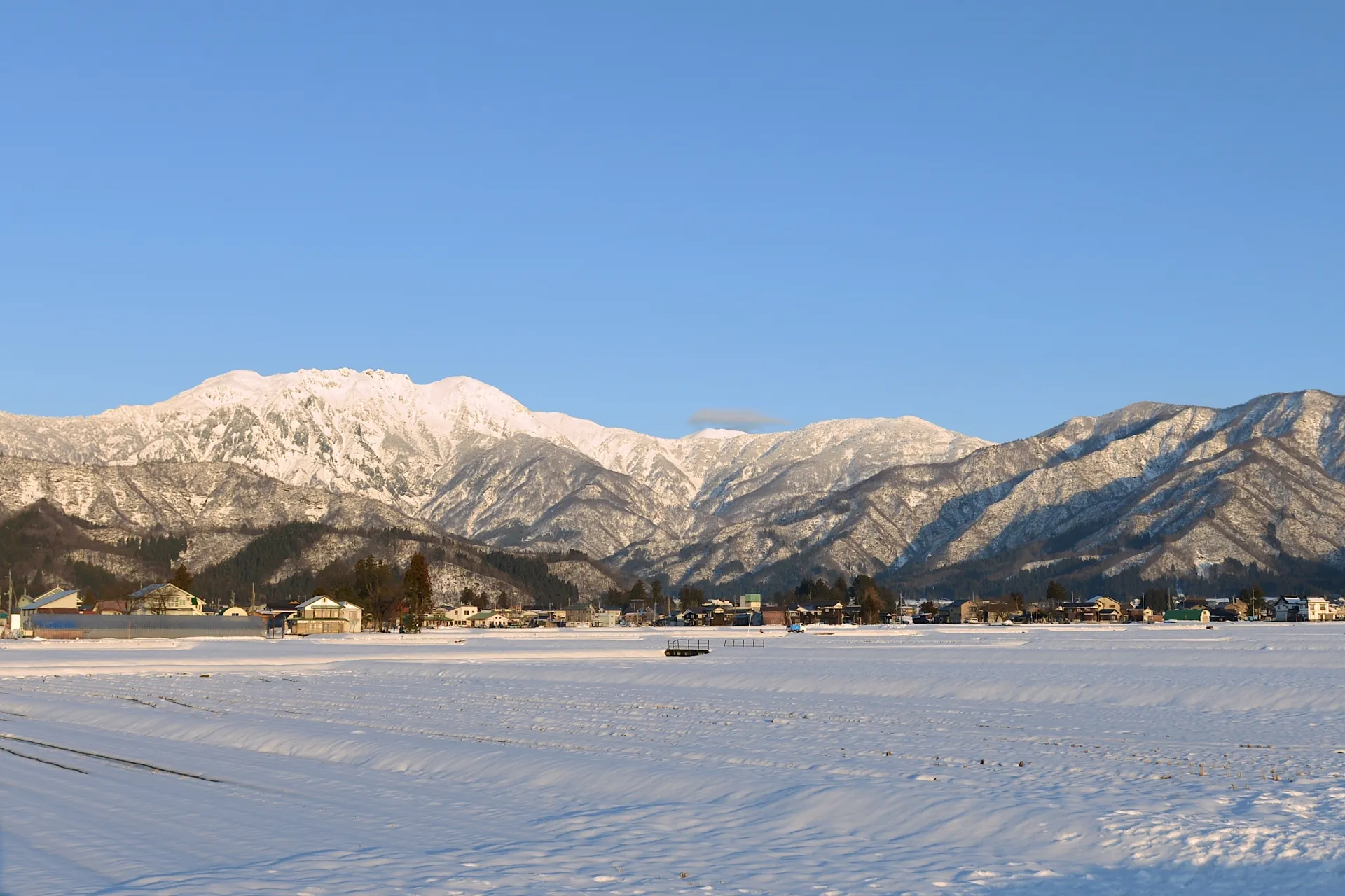 冬の雪山の景色を撮影した画像