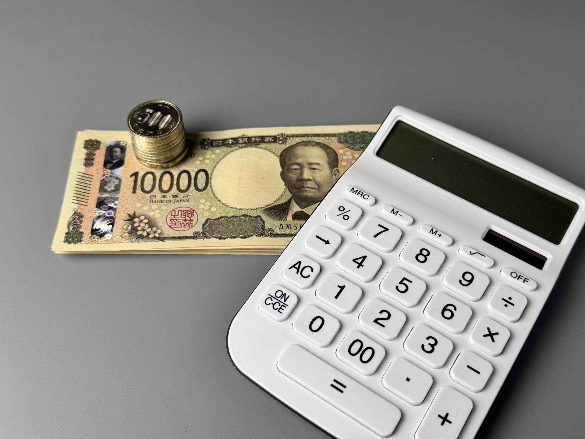 1万円札と電卓を置いた様子