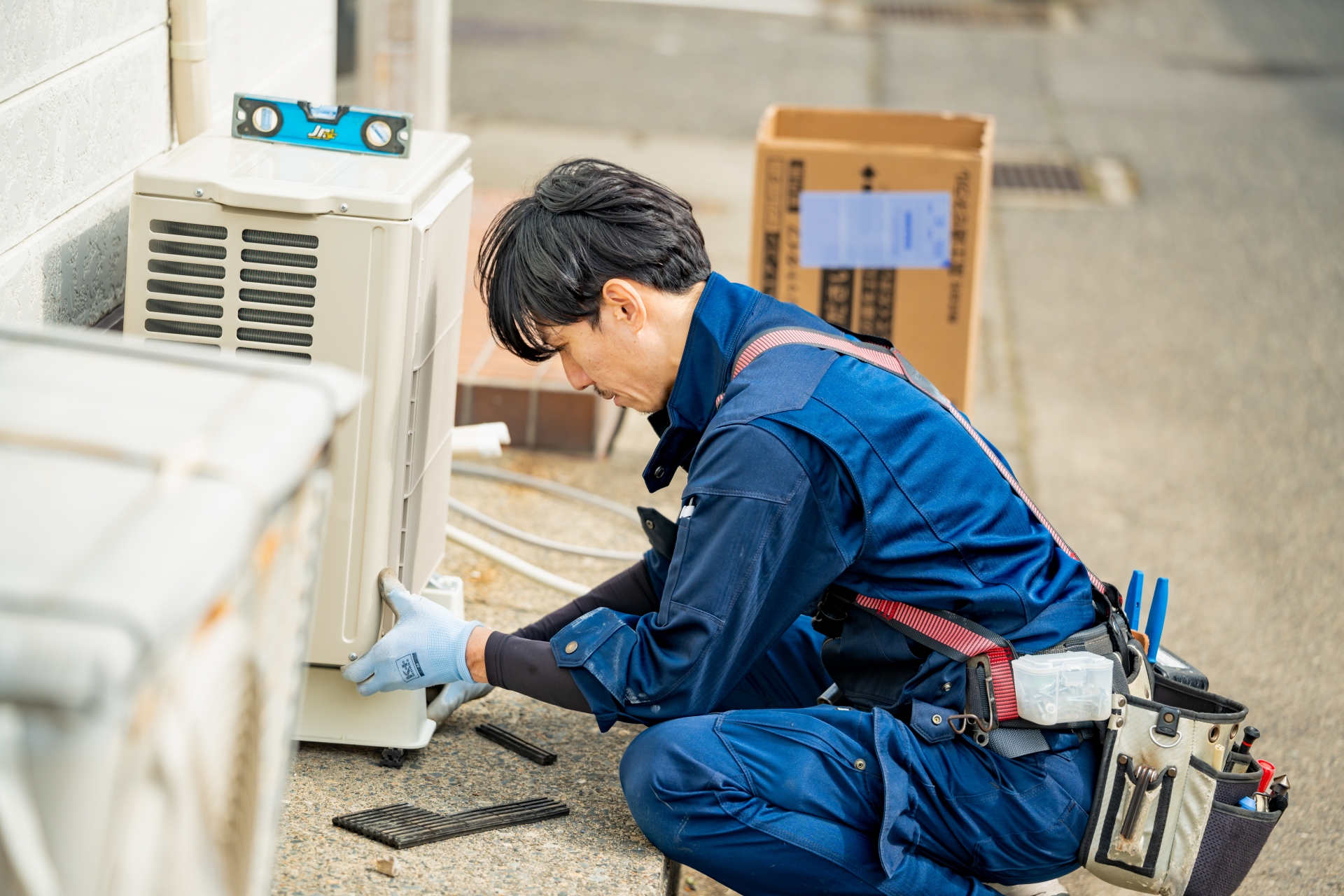 施工員がヒートポンプを設置する様子