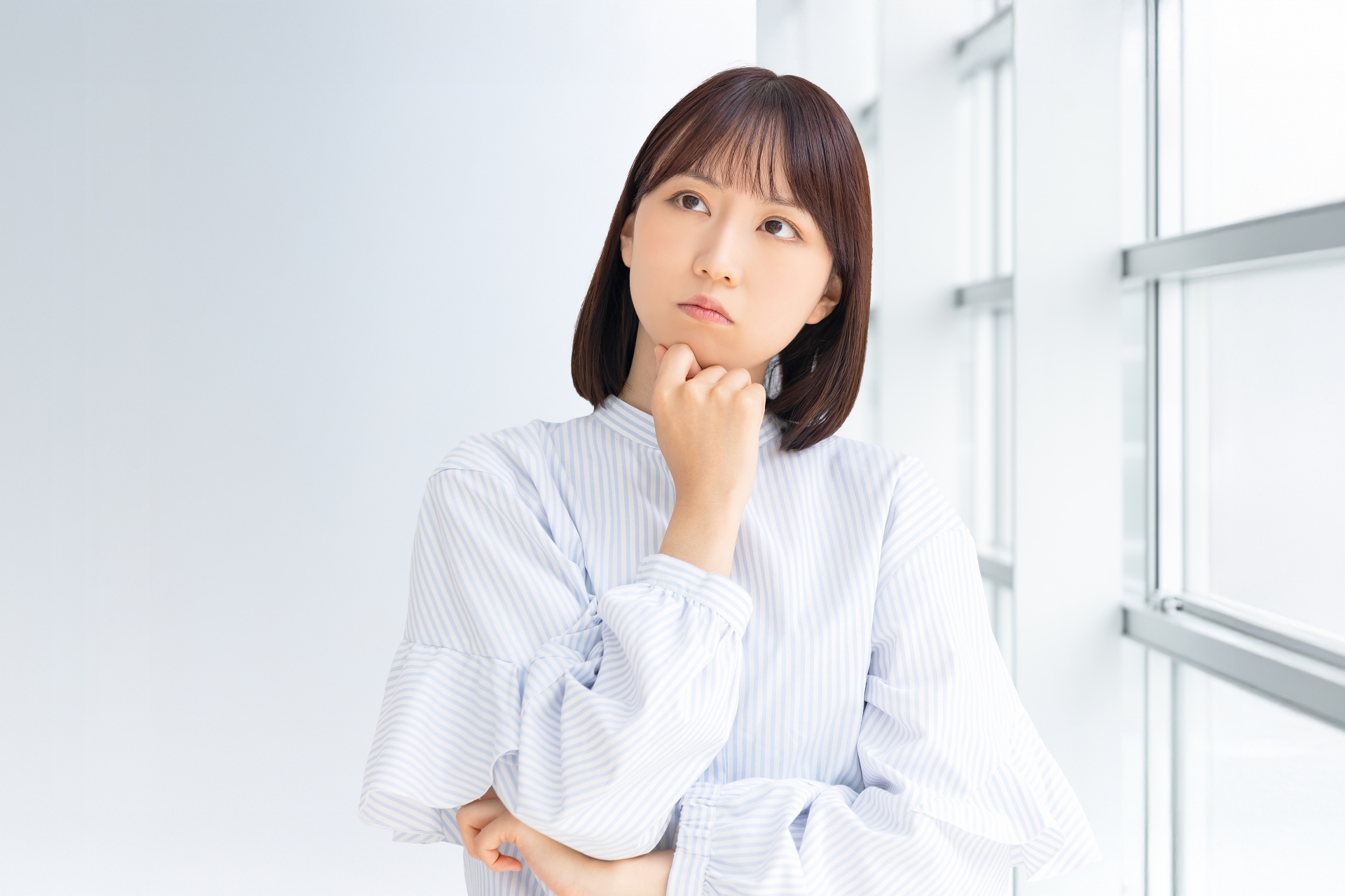 女性が腕を抱えて悩んでいる様子