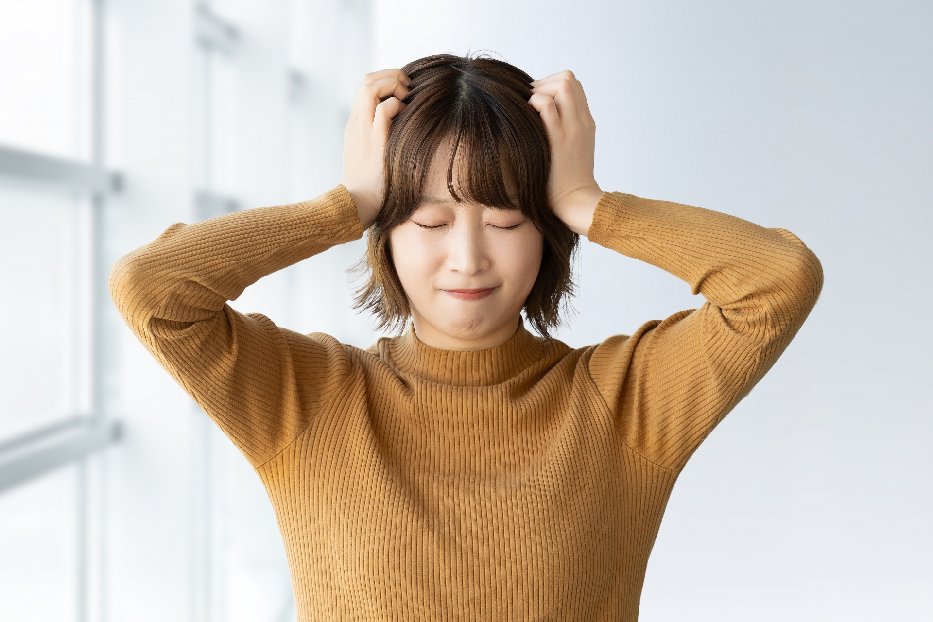 頭をかかえる女性の様子